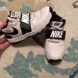 Boys Nike tennis shoes 2 1/2